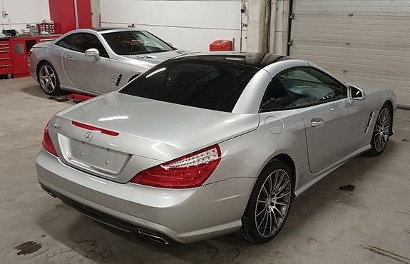 Mercedes-Benz SL550 2 of 30
