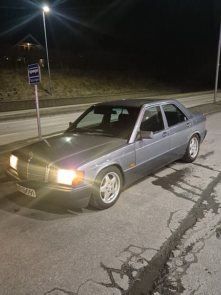 Mercedes-Benz 190 E 2 of 15