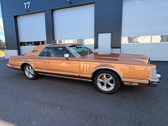 Lincoln Continental 5 of 30
