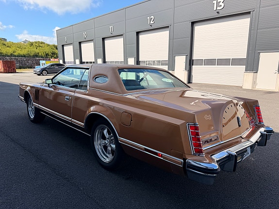 Lincoln Continental 3 of 30