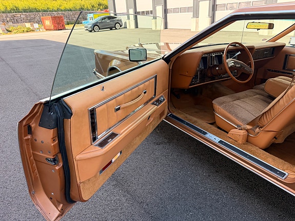 Lincoln Continental 26 of 30