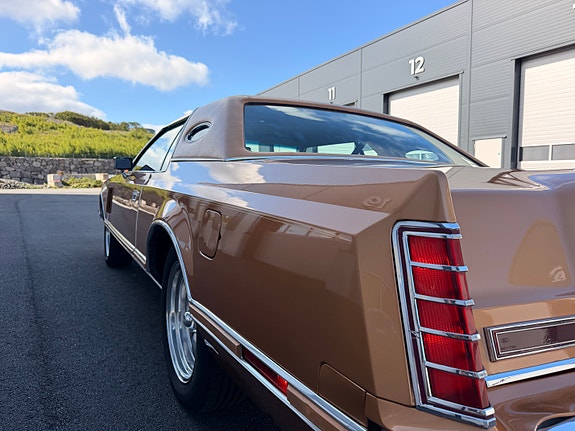 Lincoln Continental 9 of 30