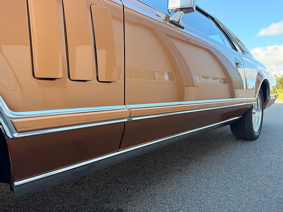 Lincoln Continental 10 of 30
