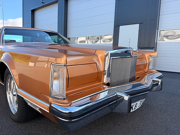 Lincoln Continental 7 of 30