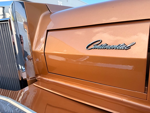 Lincoln Continental 12 of 30