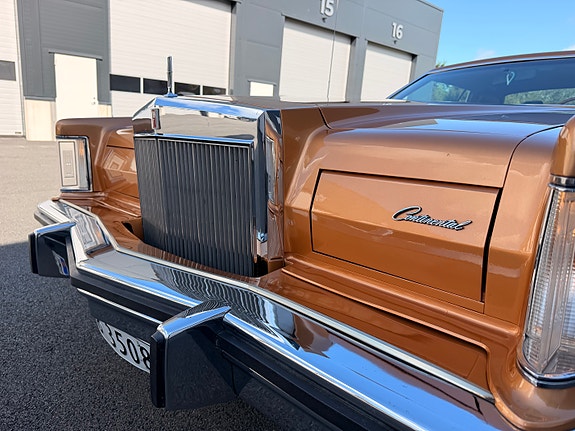Lincoln Continental 8 of 30