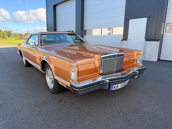 Lincoln Continental 6 of 30