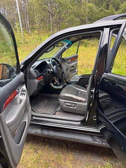 Toyota Land Cruiser 7 of 10