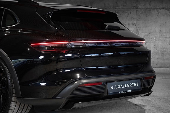 Porsche Taycan Cross Turismo 11 of 30
