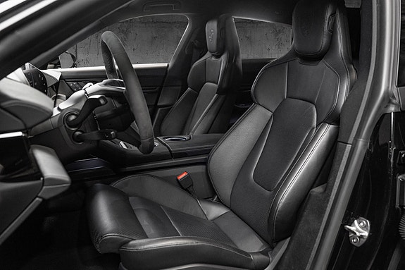 Porsche Taycan Cross Turismo 16 of 30