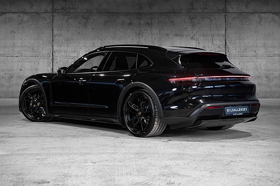 Porsche Taycan Cross Turismo 10 of 30