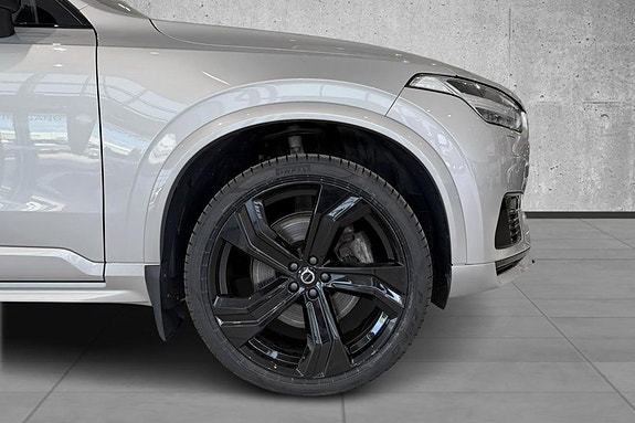 Volvo XC90 11 of 30