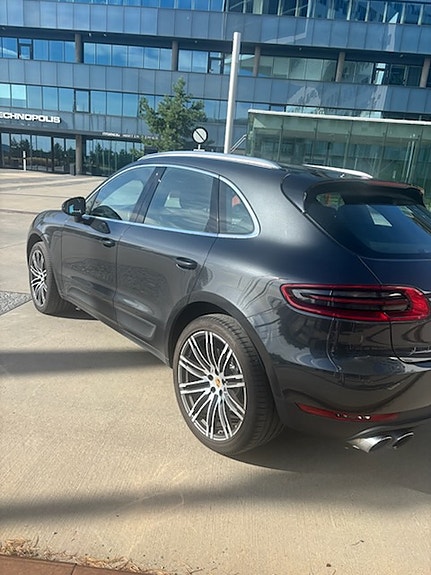 Porsche Macan 4 6 of 11