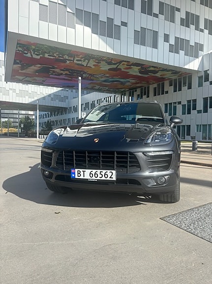 Porsche Macan 4 2 of 11