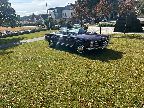 Mercedes-Benz 230 SL 4 of 5