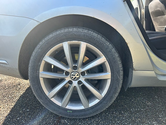 Volkswagen Passat 12 of 18