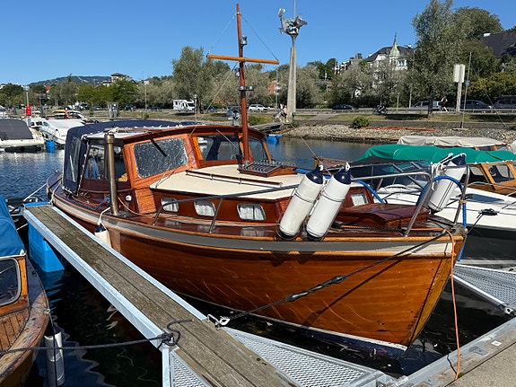 Kari, 1939, Spissgattet Furuholmen snekke selges. 3 of 9