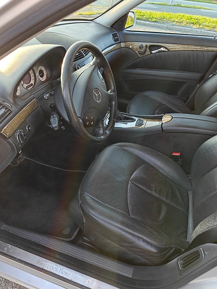 Mercedes-Benz E320 10 of 26
