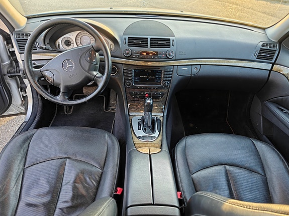 Mercedes-Benz E320 14 of 26