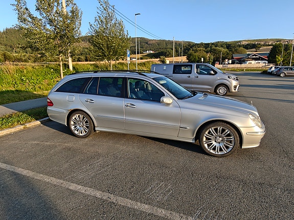 Mercedes-Benz E320 4 of 26