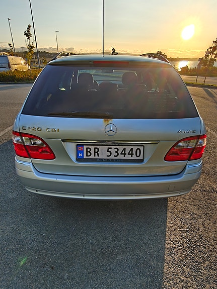 Mercedes-Benz E320 6 of 26
