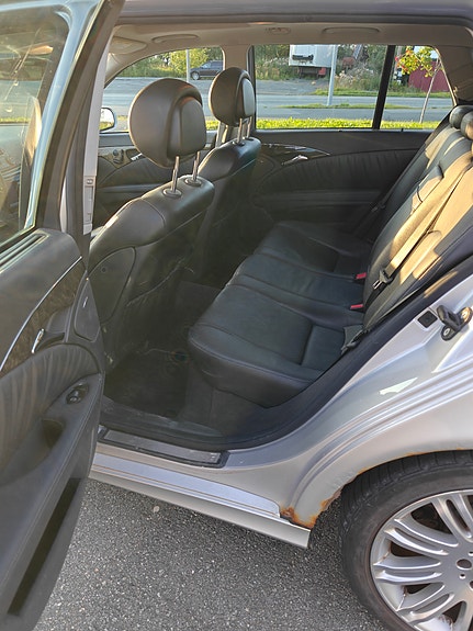 Mercedes-Benz E320 12 of 26