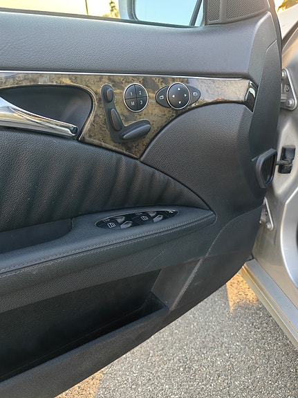 Mercedes-Benz E320 11 of 26