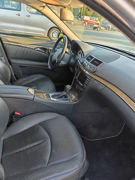 Mercedes-Benz E320 17 of 26
