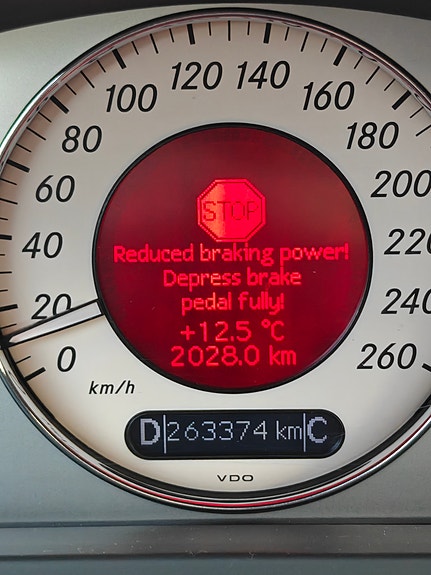 Mercedes-Benz E320 23 of 26