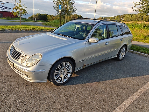 Mercedes-Benz E320 3 of 26