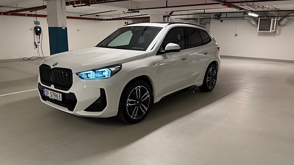 BMW iX1 4 of 30