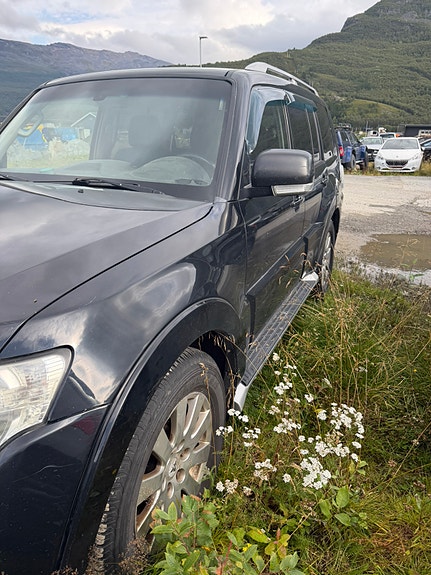 Mitsubishi Pajero 4 of 4