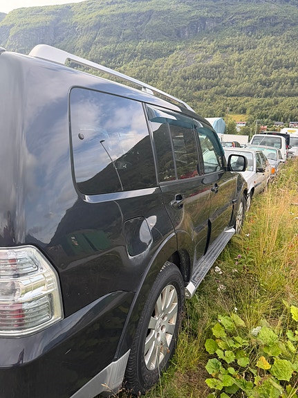 Mitsubishi Pajero 2 of 4