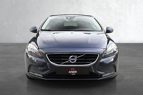 Volvo V40 2 of 27