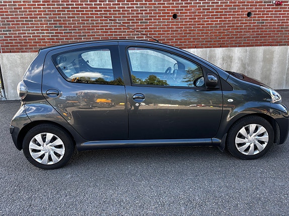 Toyota Aygo 2 of 16