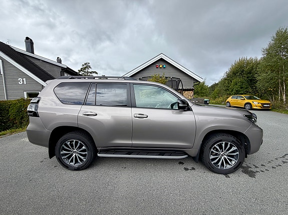 Toyota Land Cruiser 4 of 30