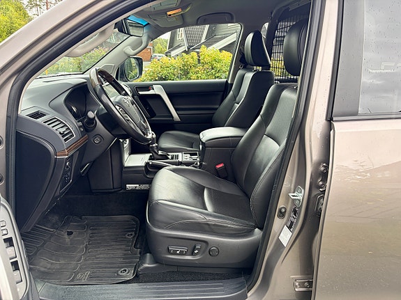 Toyota Land Cruiser 12 of 30