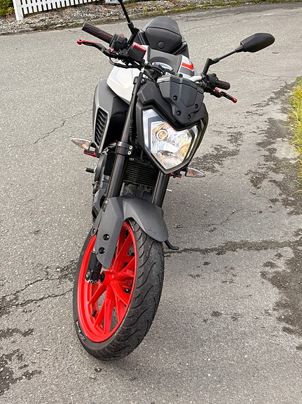 Yamaha MT-125 2 of 14