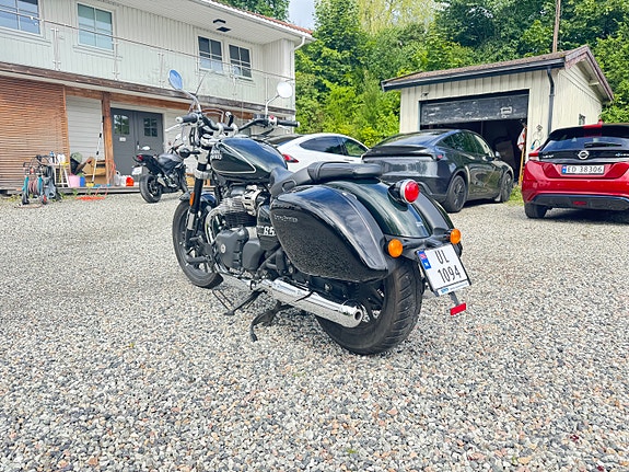 Royal Enfield Super Meteor 650 6 of 12