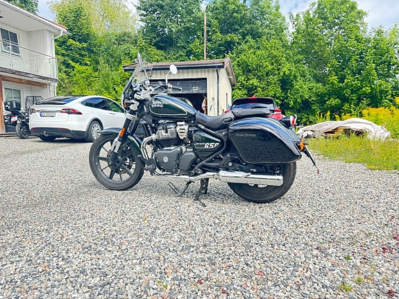 Royal Enfield Super Meteor 650 7 of 12