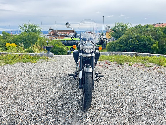Royal Enfield Super Meteor 650 9 of 12