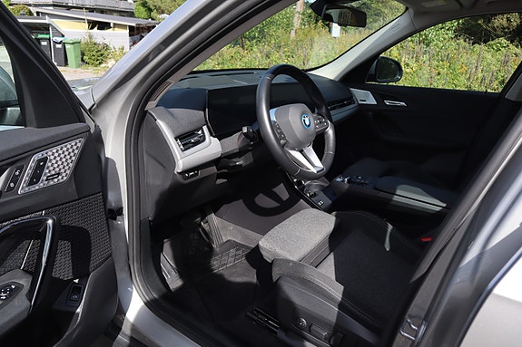 BMW iX1 7 of 14