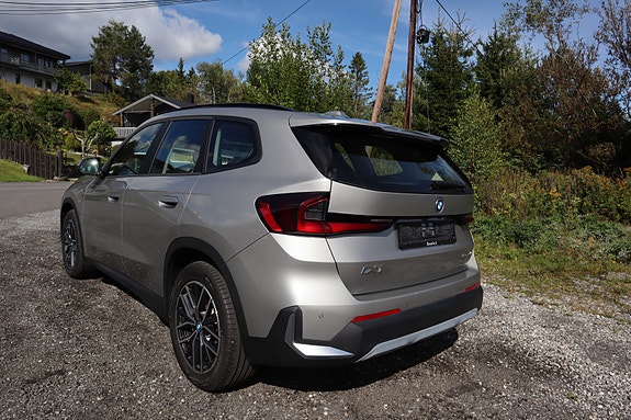 BMW iX1 3 of 14