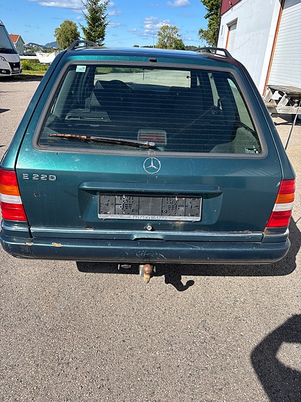 Mercedes-Benz E220 4 of 7