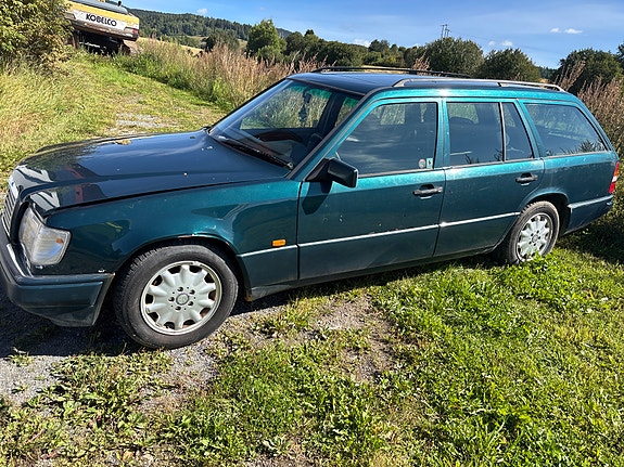 Mercedes-Benz E220 2 of 7