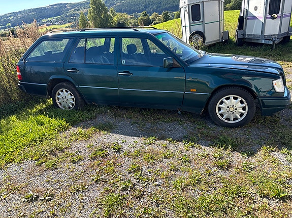 Mercedes-Benz E220 3 of 7