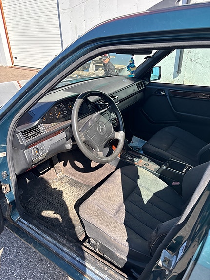 Mercedes-Benz E220 5 of 7