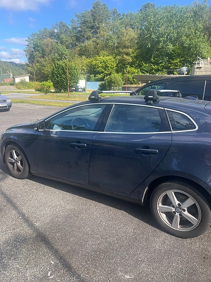 Volvo V40 2 of 14