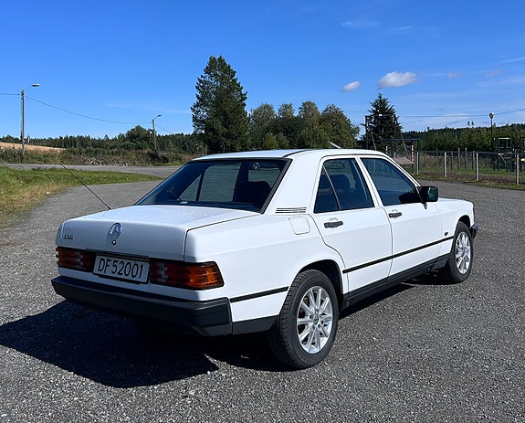Mercedes-Benz 190 4 of 16