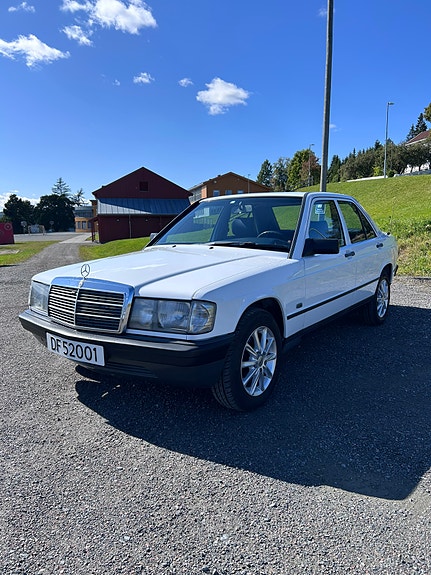Mercedes-Benz 190 8 of 16